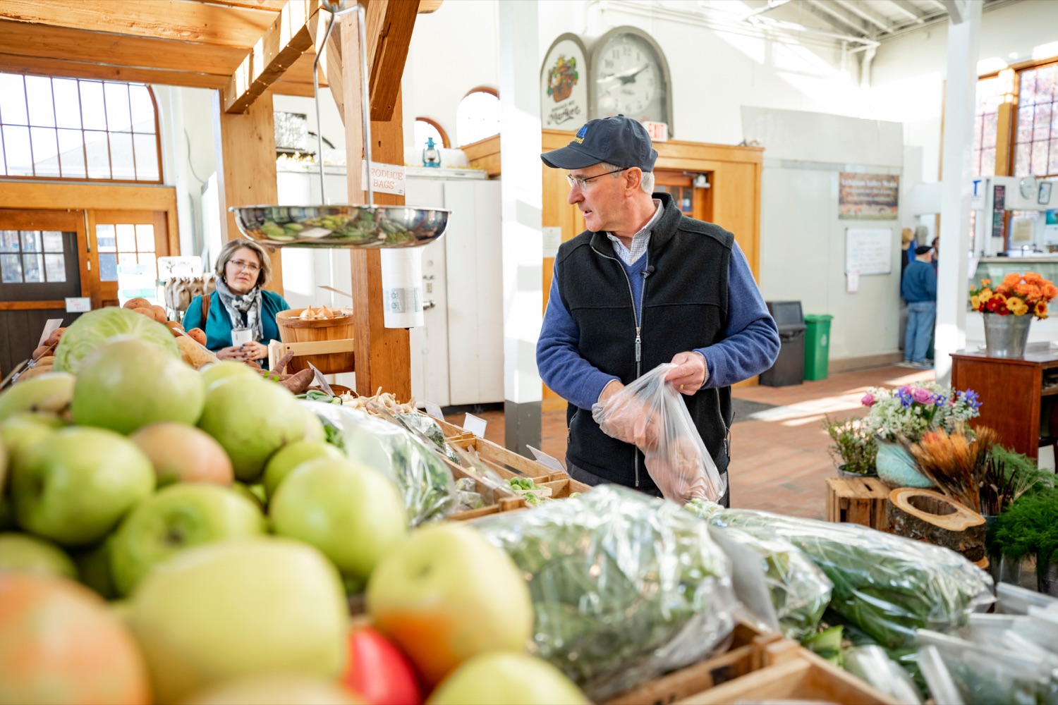 Pennsylvania Department of Agriculture Secretary Russell Redding grocery shops for Thanksgiving dinner at Radish & Rye Food Hub inside Broad Street Market on Thursday, November 21, 2019.<br><a href="https://filesource.amperwave.net/commonwealthofpa/photo/17546_AGRIC_Buy_Local_NK_011.JPG" target="_blank">⇣ Download Photo</a>