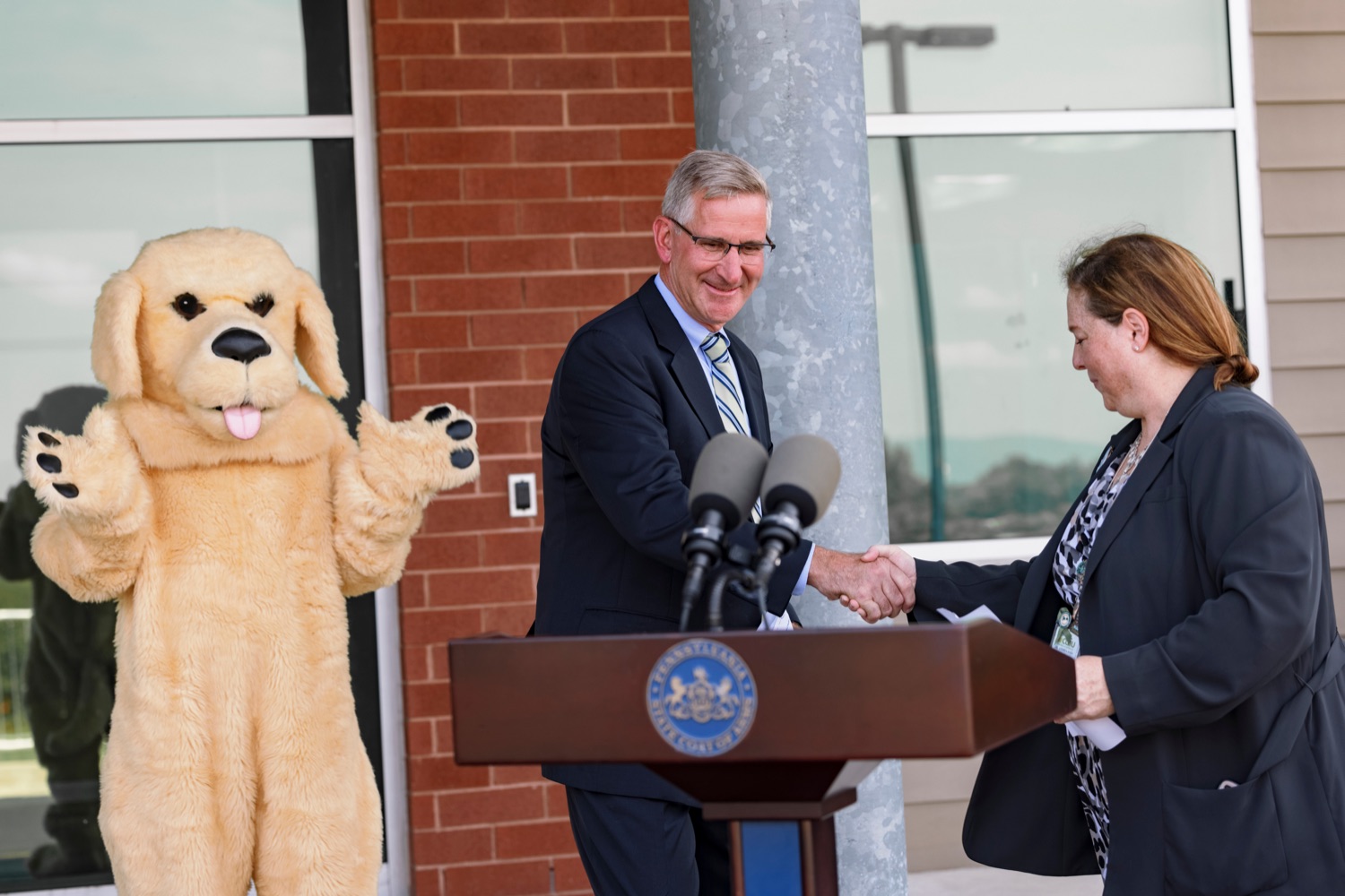 Dr. Andria Saia, executive director of Capital Area Intermediate, shakes hands with PA Dept. of Agriculture Secretary Russell Redding during a press conference, which highlighted the success of Pennsylvania's farm to school programs, at Hill Top Academy in Mechanicsburg on Friday, August 27, 2021.<br><a href="https://filesource.amperwave.net/commonwealthofpa/photo/19054_AGRIC_FarmToSchool_NK_008.jpg" target="_blank">⇣ Download Photo</a>