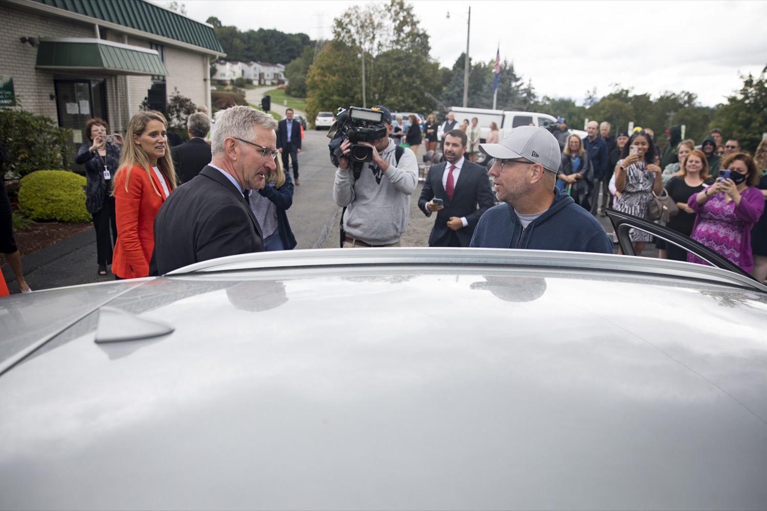 Department of Agriculture Secretary Russell Redding shakes hands with DoorDash delivery driver Dean Ely, in Delmont, PA on September 23, 2021.<br><a href="https://filesource.amperwave.net/commonwealthofpa/photo/19091_ag_doordash_cz_08.jpg" target="_blank">⇣ Download Photo</a>