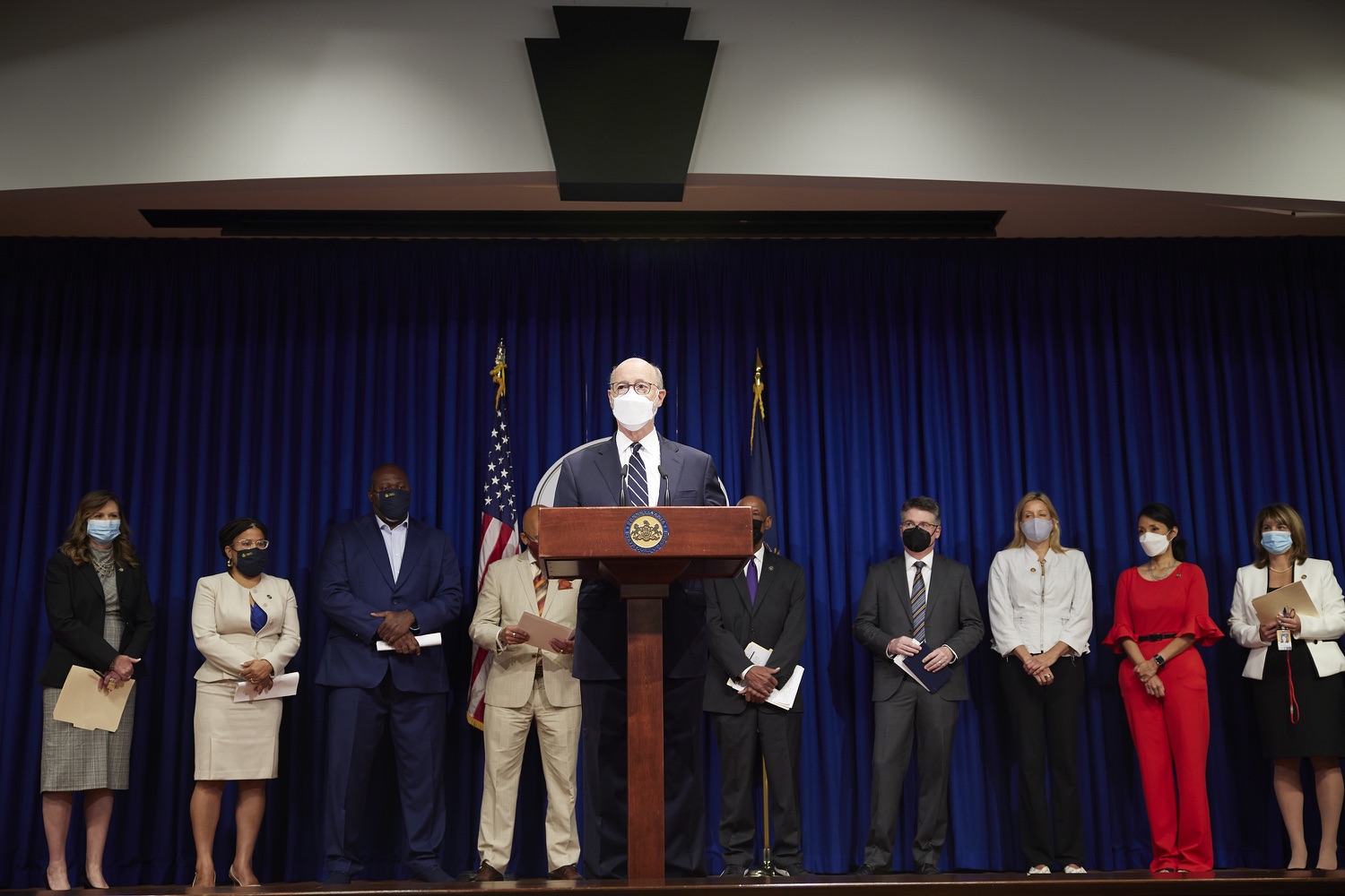 Pennsylvania Governor Tom Wolf speaking with the press.  Governor Tom Wolf today applauded proposed legislation that will statutorily establish policies and programs to ensure that small, diverse and veteran-owned businesses continue to receive the support and opportunities they deserve in state contracting.  Harrisburg, PA  September 27, 2021<br><a href="https://filesource.amperwave.net/commonwealthofpa/photo/20082_gov_disbo_dz_009_copy.jpg" target="_blank">⇣ Download Photo</a>