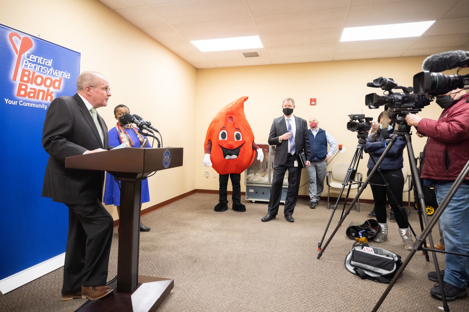 Patrick Bradley, President / CEO at Central Pennsylvania Blood Bank speaks with the press.  Pennsylvania Physician General Dr. Denise Johnson and Patrick Bradley, President and CEO of the Central Pennsylvania Blood Bank, expressed their growing concern over the dramatically decreasing number of volunteers who regularly donate blood, during a news conference highlighting the critical need for blood donation across the commonwealth.  February 03, 2022 - Hummelstown, Pa<br><a href="https://filesource.amperwave.net/commonwealthofpa/photo/20488_doh_bloodShortage_dz_014.jpg" target="_blank">⇣ Download Photo</a>