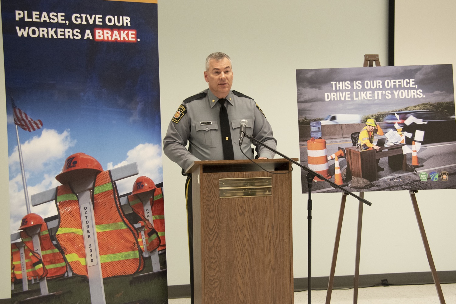 PA State Police Major Robert Krol highlights National Work Zone Awareness Week<br><a href="https://filesource.amperwave.net/commonwealthofpa/photo/20659_dot_workZone_14.jpg" target="_blank">⇣ Download Photo</a>