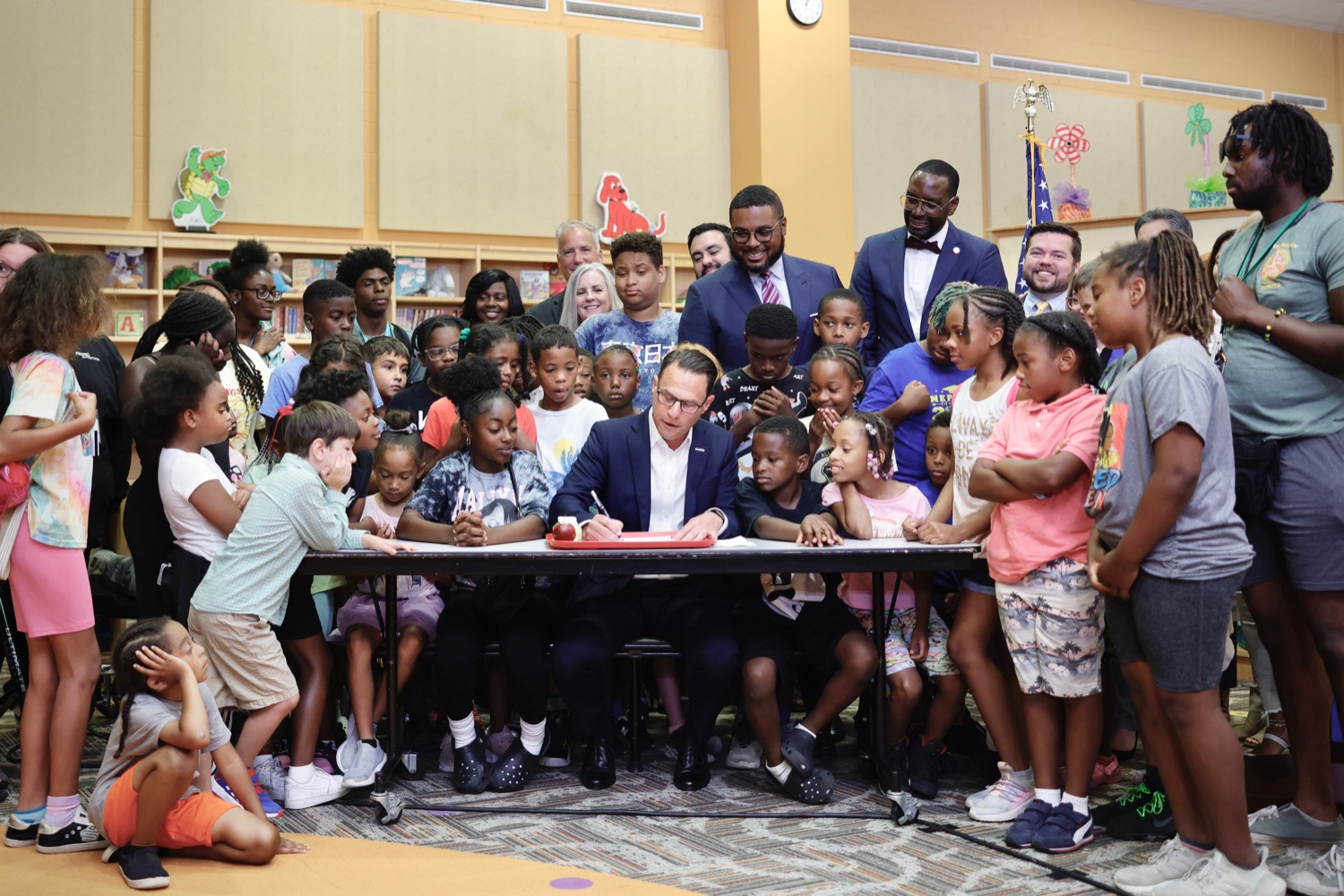 Governor Shapiro Signs Ceremonial Budget Bill Creating Universal Free Breakfast, Making Historic Investments in Public Education During Visit to Allegheny County Elementary School on August 8, 2023.<br><a href="https://filesource.amperwave.net/commonwealthofpa/photo/23563_Gov_Education_DZ_010.JPEG" target="_blank">⇣ Download Photo</a>