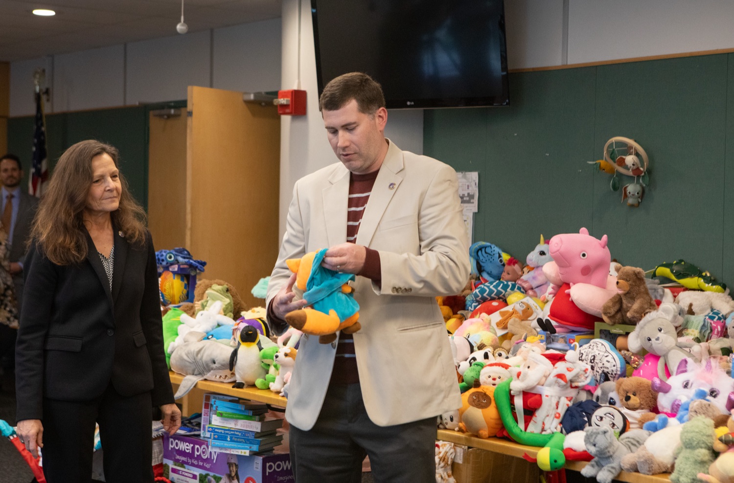 Matthew Kegg, Director Bureau of Occupational and Industrial Safety with Labor & Industry, joined Human Services (DHS) to kick off the 2023 holiday season Wednesday with an annual donation of stuffed toys collected throughout the year by L&I during routine safety inspections. The toys will be distributed to Pennsylvania families through DHS Holiday Wish program.<br><a href="https://filesource.amperwave.net/commonwealthofpa/photo/24018_LI_StuffedToys_ERD_005.jpg" target="_blank">⇣ Download Photo</a>