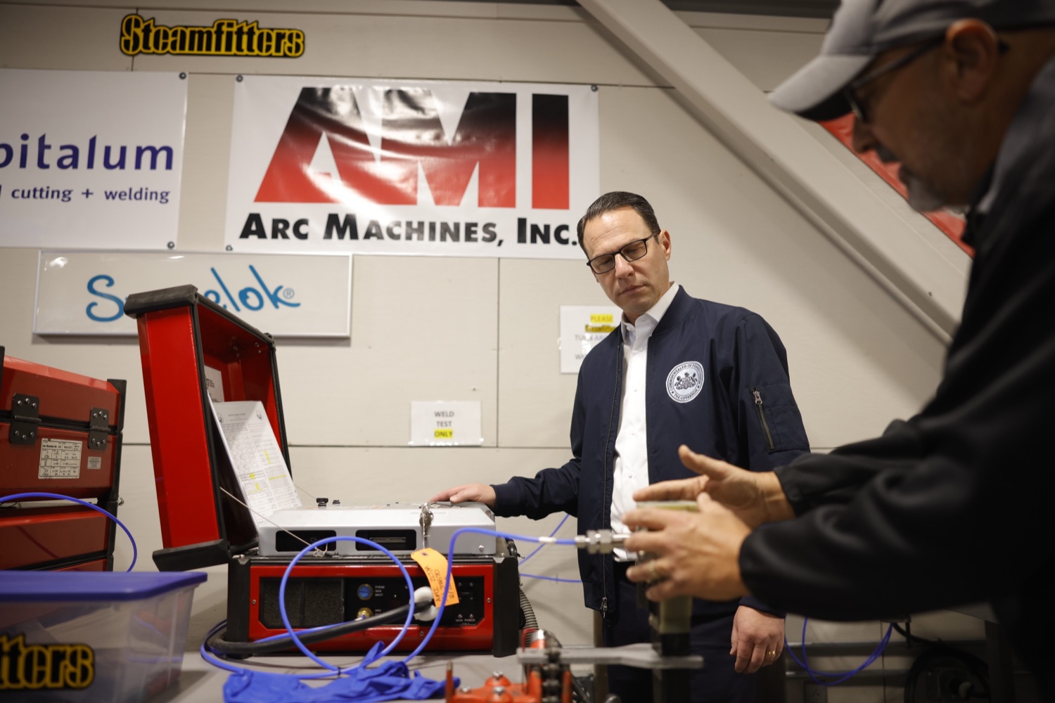 Governor Shapiro Touts Investments in Pennsylvanias Workforce, Apprenticeship Programs at Steamfitters Local 449 in Butler County<br><a href="https://filesource.amperwave.net/commonwealthofpa/photo/24063_gov_apprenticeshipWeek_08.jpeg" target="_blank">⇣ Download Photo</a>